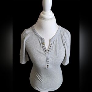 🩵 Persona Gray Short Sleeve Top with Button Accents Sz M